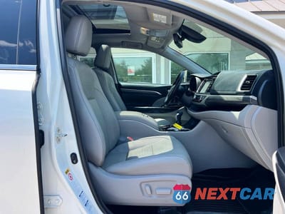 Piąte zdjęcie samochodu w środku: 2018 TOYOTA HIGHLANDER LIMITED VIN:5TDDZRFH2JS908604 - miniatura