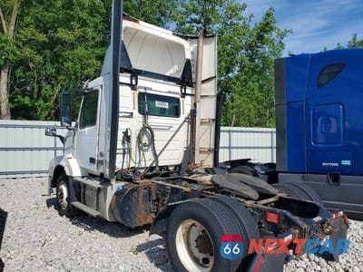 Trzecie zdjęcie samochodu z tyłu: 2018 VOLVO VNL SEMI TRUCK VIN:4V4N39TG3JN892568 - miniatura