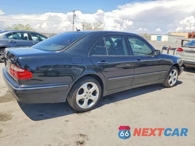 Trzecie zdjęcie samochodu z tyłu: 2002 MERCEDES-BENZ E 320 4MATIC VIN:WDBJF82J62X072000 - miniatura