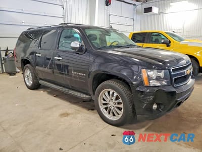 Czwarte zdjęcie samochodu z boku: 2014 CHEVROLET SUBURBAN K1500 LT VIN:1GNSKJE76ER102850 - miniatura