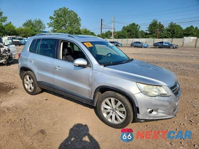 Czwarte zdjęcie samochodu z boku: 2010 VOLKSWAGEN TIGUAN SE VIN:WVGBV7AX1AW001912 - miniatura