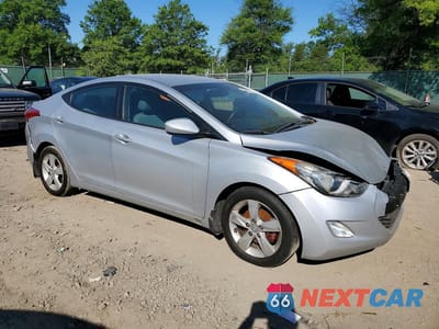 Czwarte zdjęcie samochodu z boku: 2013 HYUNDAI ELANTRA GLS VIN:5NPDH4AE0DH228715 - miniatura