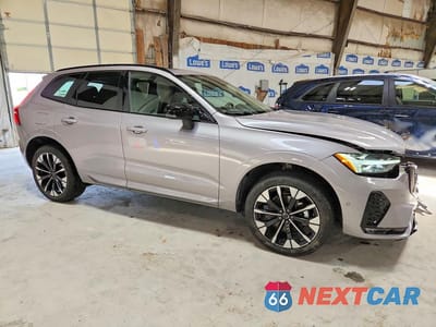 Czwarte zdjęcie samochodu z boku: 2026 VOLVO XC60 PLUS VIN:YV4M12RC3T1422220 - miniatura