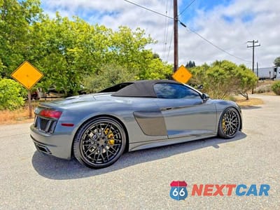 Czwarte zdjęcie samochodu z boku: 2017 AUDI R8 SPYDER VIN:WUAVACFX5H7903940 - miniatura