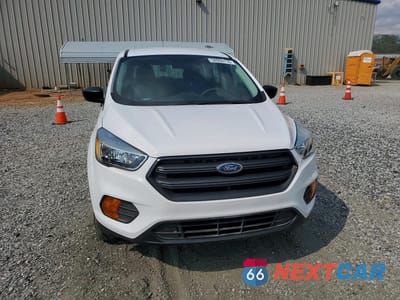 Piąte zdjęcie samochodu w środku: 2017 FORD ESCAPE S VIN:1FMCU0F79HUB56608 - miniatura
