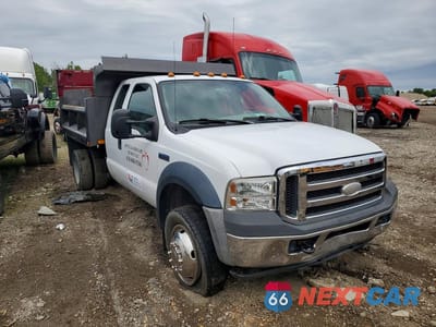 Czwarte zdjęcie samochodu z boku: 2007 FORD F450 SUPER DUTY DUMP TRUCK VIN:1FDXX46P27EA42555 - miniatura
