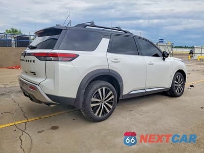 Trzecie zdjęcie samochodu z tyłu: 2025 NISSAN PATHFINDER PLATINUM VIN:5N1DR3DK6SC218106 - miniatura