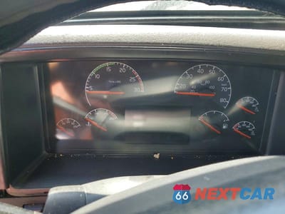 Zdjęcie 8 z 10 samochodu: 2006 VOLVO VN VNL VIN:4V4NC9GH96N396801 - miniatura