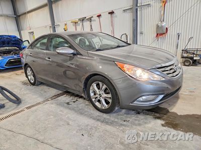 Czwarte zdjęcie samochodu z boku: 2013 HYUNDAI SONATA LIMITED VIN:5NPEC4AC8DH535647 - miniatura