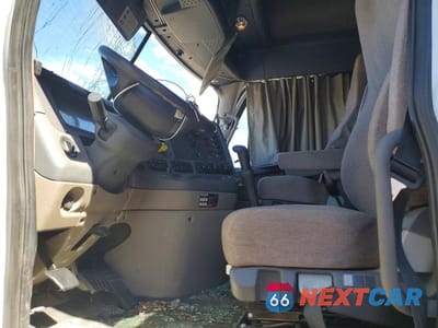 Zdjęcie 9 z 20 samochodu: 2018 FREIGHTLINER CASCADIA 125 VIN:3AKJGLDR7JSJZ4551 - miniatura
