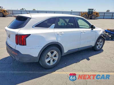 Trzecie zdjęcie samochodu z tyłu: 2021 KIA SORENTO LX VIN:5XYRG4LC8MG005110 - miniatura