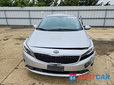 Piąte zdjęcie samochodu w środku: 2017 KIA FORTE LX VIN:3KPFL4A7XHE098770 - miniatura