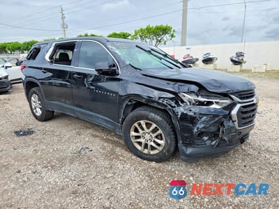 Czwarte zdjęcie samochodu z boku: 2020 CHEVROLET TRAVERSE LS VIN:1GNERFKW7LJ229913 - miniatura