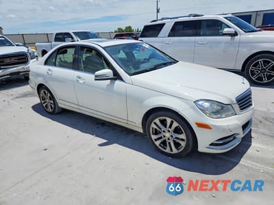 Czwarte zdjęcie samochodu z boku: 2013 MERCEDES-BENZ C 250 VIN:WDDGF4HB4DA783145 - miniatura