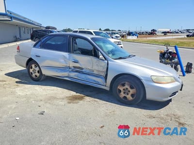 Czwarte zdjęcie samochodu z boku: 2002 HONDA ACCORD EX VIN:1HGCG16532A014202 - miniatura
