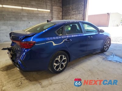 Trzecie zdjęcie samochodu z tyłu: 2019 KIA FORTE LXS VIN:3KPF24AD9KE104784 - miniatura