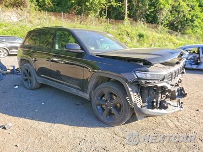 Czwarte zdjęcie samochodu z boku: 2025 JEEP GRAND CHEROKEE LAREDO VIN:1C4RJHAG5SC278070 - miniatura