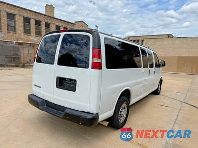 Czwarte zdjęcie samochodu z boku: 2017 CHEVROLET EXPRESS G3500 LS VIN:1GAZGNFF6H1310163 - miniatura