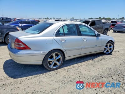 Trzecie zdjęcie samochodu z tyłu: 2004 MERCEDES-BENZ C 230K SPORT SEDAN VIN:WDBRF40J74A629355 - miniatura