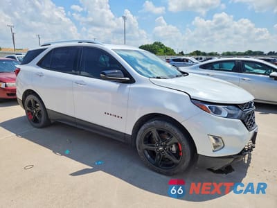 Czwarte zdjęcie samochodu z boku: 2021 CHEVROLET EQUINOX PREMIER VIN:2GNAXNEV9M6153451 - miniatura