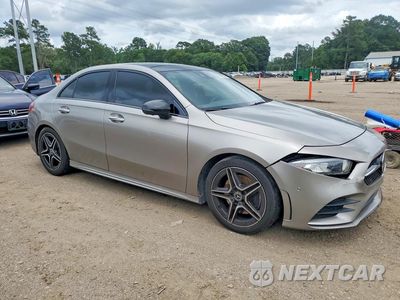 Czwarte zdjęcie samochodu z boku: 2019 MERCEDES-BENZ A 220 VIN:WDD3G4EB4KW019201 - miniatura