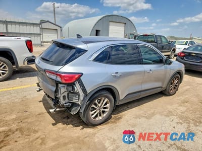 Trzecie zdjęcie samochodu z tyłu: 2022 FORD ESCAPE SE VIN:1FMCU0G63NUB56511 - miniatura