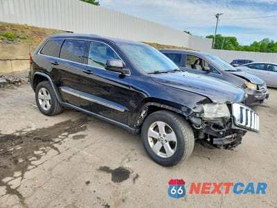 Czwarte zdjęcie samochodu z boku: 2012 JEEP GRAND CHEROKEE LAREDO VIN:1C4RJFAG6CC124280 - miniatura