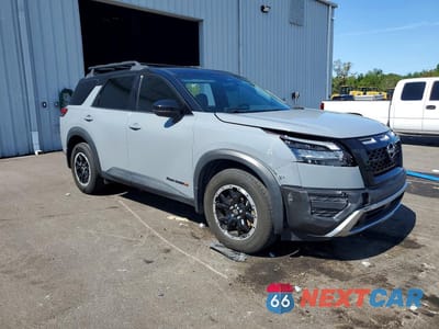 Czwarte zdjęcie samochodu z boku: 2023 NISSAN PATHFINDER SV VIN:5N1DR3BD0PC264039 - miniatura