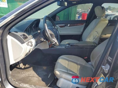 Zdjęcie 7 z 12 samochodu: 2010 MERCEDES-BENZ C 350 VIN:WDDGF5GB4AF452880 - miniatura