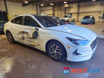 Czwarte zdjęcie samochodu z boku: 2021 HYUNDAI SONATA HYBRID BLUE VIN:KMHL24JJ0MA033100 - miniatura