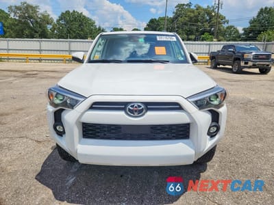 Piąte zdjęcie samochodu w środku: 2023 TOYOTA 4RUNNER SR5 VIN:JTEEU5JR3P5279604 - miniatura