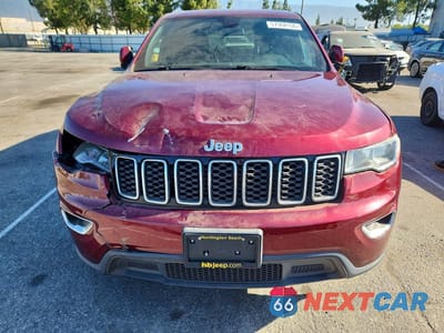 Piąte zdjęcie samochodu w środku: 2018 JEEP GRAND CHEROKEE LAREDO VIN:1C4RJEAG0JC181792 - miniatura