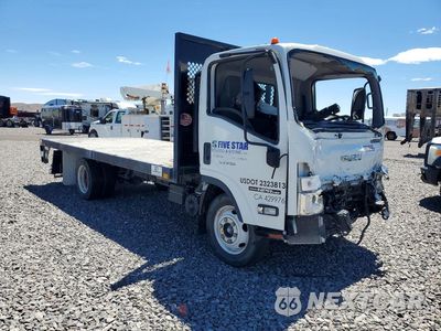 Czwarte zdjęcie samochodu z boku: 2023 ISUZU NPR HD FLATBED TRUCK VIN:54DC4W1D2PS203956 - miniatura