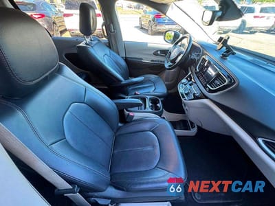 Piąte zdjęcie samochodu w środku: 2019 CHRYSLER PACIFICA TOURING L VIN:2C4RC1BG0KR555280 - miniatura