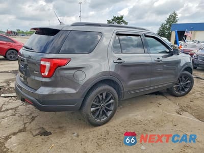 Trzecie zdjęcie samochodu z tyłu: 2018 FORD EXPLORER XLT VIN:1FM5K8D85JGC83773 - miniatura