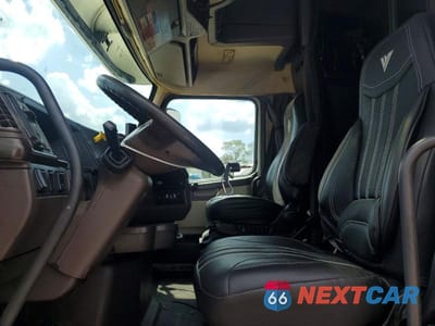 Piąte zdjęcie samochodu w środku: 2017 VOLVO VNL SEMI TRUCK VIN:4V4NC9EH0HN954895 - miniatura
