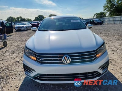 Piąte zdjęcie samochodu w środku: 2018 VOLKSWAGEN PASSAT S VIN:1VWAA7A39JC036706 - miniatura