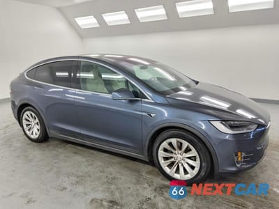 Czwarte zdjęcie samochodu z boku: 2020 TESLA MODEL X VIN:5YJXCDE29LF241410 - miniatura