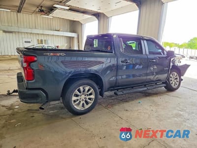 Trzecie zdjęcie samochodu z tyłu: 2020 CHEVROLET SILVERADO K1500 CUSTOM VIN:3GCPYBEHXLG371829 - miniatura
