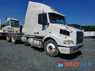 2007 VOLVO VNM SEMI TRUCK 4V4MC9GH57N460779 - główne zdjęcie licytacji z USA - miniatura