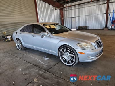 Czwarte zdjęcie samochodu z boku: 2007 MERCEDES-BENZ S 550 VIN:WDDNG71X87A074783 - miniatura