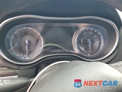 Zdjęcie 9 z 12 samochodu: 2016 CHRYSLER 300 LIMITED VIN:2C3CCAAGXGH298590 - miniatura