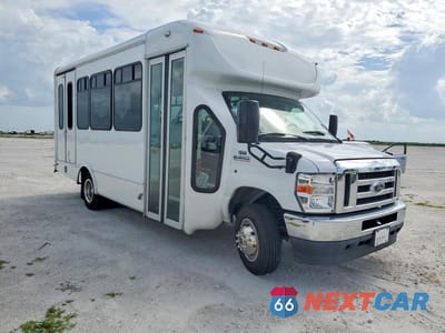 Czwarte zdjęcie samochodu z boku: 2021 FORD ECONOLINE E350 SUPER DUTY CUTAWAY VAN VIN:1FDEE3FN9MDC10814 - miniatura