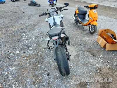Czwarte zdjęcie samochodu z boku: 2020 KTM 890 DUKE R VIN:VBKTU9400LM800583 - miniatura