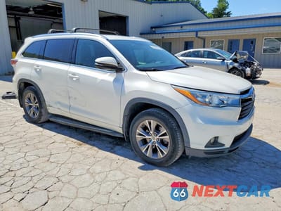 Czwarte zdjęcie samochodu z boku: 2015 TOYOTA HIGHLANDER XLE VIN:5TDJKRFH0FS199721 - miniatura
