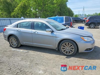 Czwarte zdjęcie samochodu z boku: 2013 CHRYSLER 200 LIMITED VIN:1C3CCBCG6DN691010 - miniatura