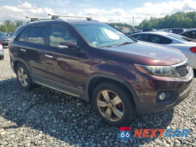 Czwarte zdjęcie samochodu z boku: 2013 KIA SORENTO EX VIN:5XYKUDA28DG362615 - miniatura