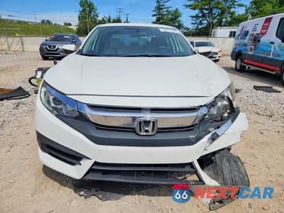 Piąte zdjęcie samochodu w środku: 2018 HONDA CIVIC LX VIN:19XFC2F58JE017511 - miniatura