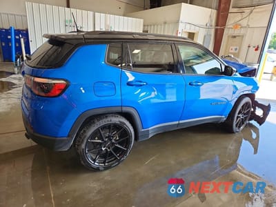 Trzecie zdjęcie samochodu z tyłu: 2022 JEEP COMPASS LATITUDE VIN:3C4NJCBB6NT225584 - miniatura