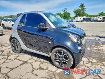 Czwarte zdjęcie samochodu z boku: 2017 SMART FORTWO VIN:WMEFK5DA2HK137429 - miniatura